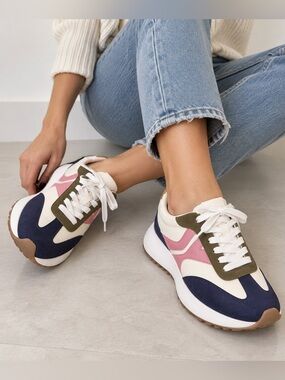 Steve Madden Womens Escapade Sneaker Navy Size 8 used